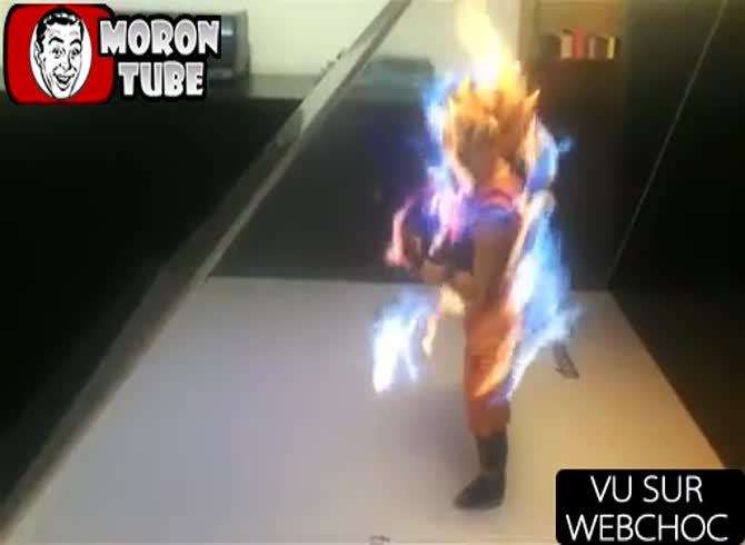 Video :A Goku holographic figure